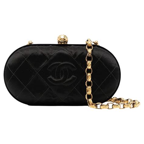 red chanel clutch with chain|Chanel vintage clutch with chain.